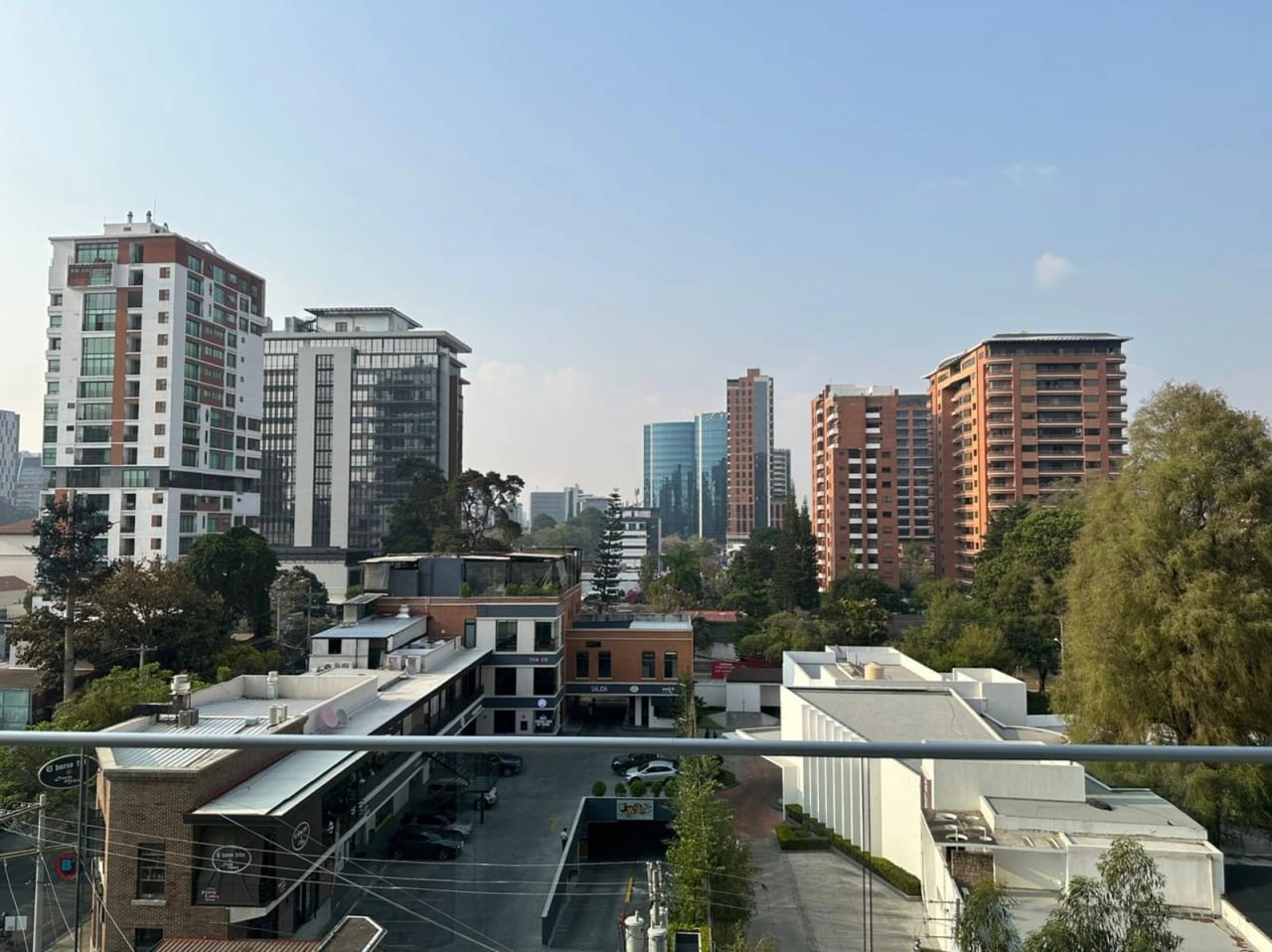 Oficina en Venta Edificio Vasanta zona 10 — foto 1 de 8