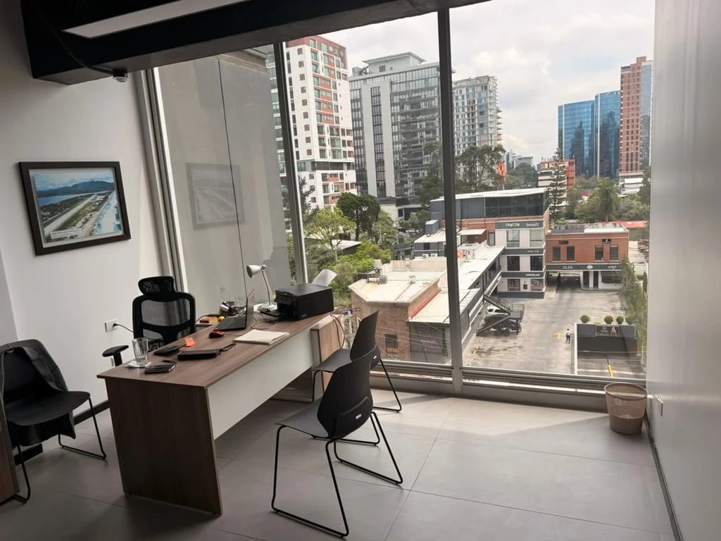 Oficina en Venta Edificio Vasanta zona 10 — foto 3 de 8